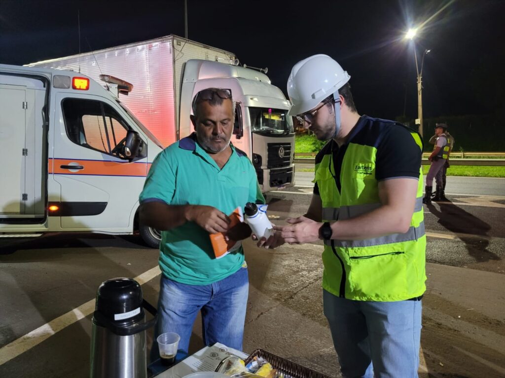 motociclistas são abordados e orientados, com o uso de folhetos e distribuição de antenas corta-cerol